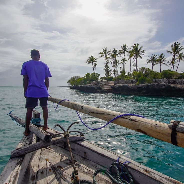 Sailing by dhow between the islands
